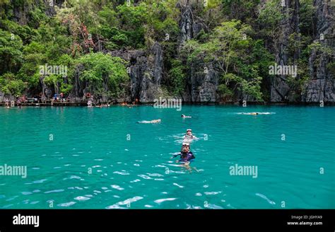 Coron Philippines Apr 9 2017 Tourists Swim On The Kayangan Lake In Coron Island