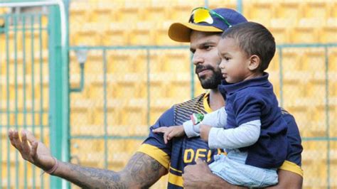 देखिये शिखर धवन को अपने बेटे के साथ मस्ती करते हुए | shikhar dhawan playing with his son zoravar. WATCH | Shikhar Dhawan's son Zoraver's reaction on ...