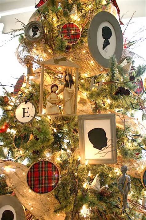 30 Elegant Burlap Christmas Decorations Ideas Flawssy