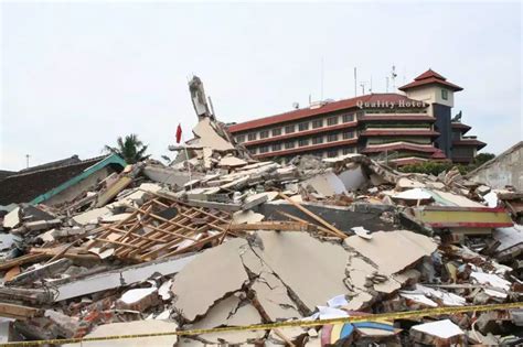 20 Foto Mengenang Gempa Jogja 2006 Situasi Mencekam