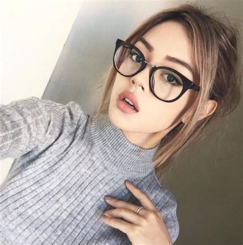 16 Hermosas chicas con lentes que te impactarán con su sensualidad nos