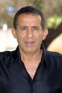 ארץ נהדרת היא תוכנית בידור סאטירית ישראלית, שמשודרת במסגרת שידורי קשת מאז נובמבר 2003.התוכנית כוללת התייחסויות סאטיריות והומוריסטיות לאירועי השבוע החולף בעיקר באמצעות חיקויים, מערכונים, בדיחות וחידודים על כותרות השבוע. אביהו מדינה בחשיפה היסטורית: "שימי תבורי לא רצה בהתחלה ...