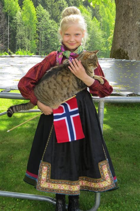 Se flere ideer om klær, tvangstrøye, bryllup bunad. My daughter in beltestakk from Heddal, Telemark, Norway ...