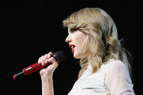 Taylor Swift Gets Restraining Order Against A Crazy Stalker Fan
