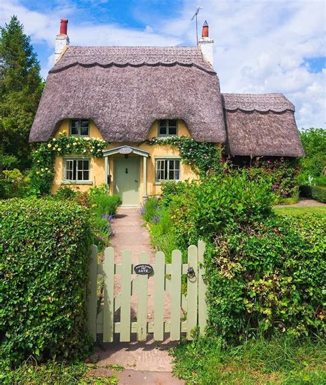 Pin By Pam Hunt On English Cottage Gardens In 2020 Fairytale Cottage