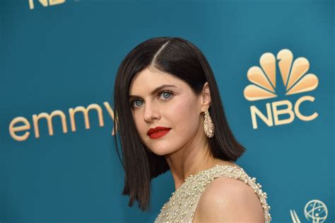 Alexandra Daddario Debuted A Chic Blunt Bob On The Emmys Red Carpet