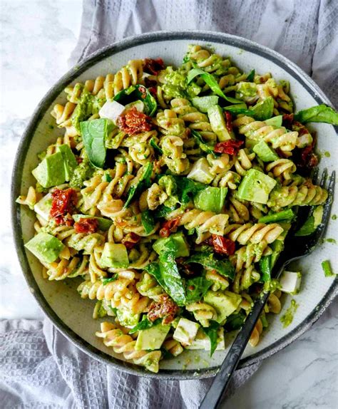 Pastasalat Vegansk opskrift med pesto og soltørrede tomater