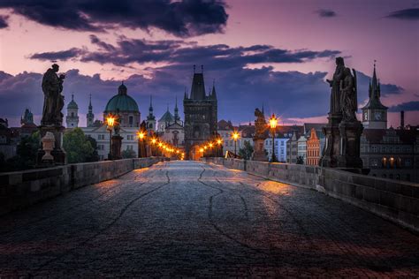 Denkmäler, kirchen, plätze oder ganze stadtviertel. Karlsbrücke in Prag, Tschechische Republik vor ...