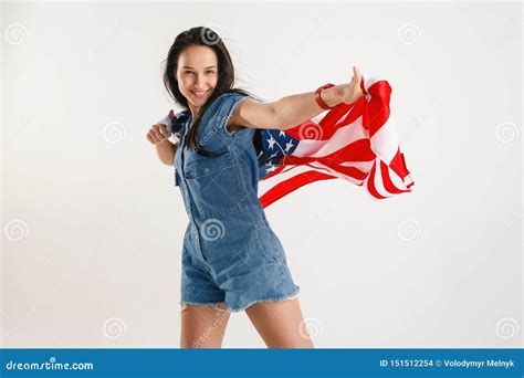 Jonge Vrouw Met De Vlag Van De Verenigde Staten Van Amerika Stock Foto