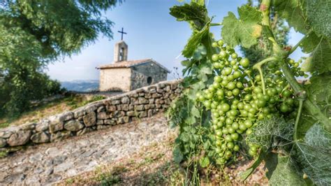 Chapoutier ja chapelle de l'hermitage (kappeli) sijaitsevat 15 minuutin kävelymatkan päässä tästä romanttisesta. Les 12 lieux les plus instagrammables en Ardèche Hermitage