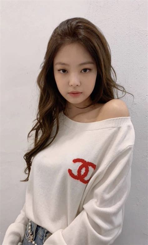 Images That Prove BLACKPINK S Jennie Has The Sexiest Shoulders In K