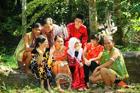Orang indonesia merayakan idul fitri dengan pergi atau saling berkunjung ke rumah tetangga. TUGASAN SEJARAH BAGI PT3 2014 - SMK TELOK KERANG