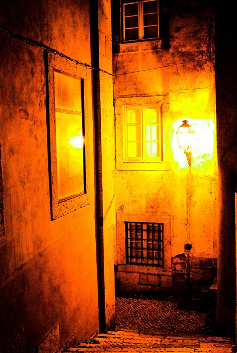 무료 이미지 밤 집 햇빛 아침 창문 골목 벽 저녁 반사 색깔 어둠 노랑 조명 신전 모양 2592x3872 106879 무료 이미지