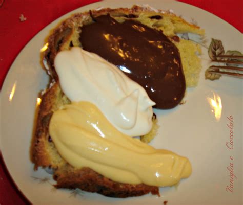 This festive bread is a favorite holiday recipe. vaniglia e cioccolato: Creme per panettone o pandoro