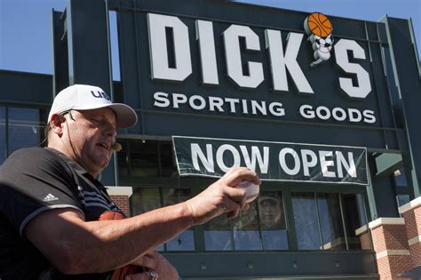 Dicks Sporting Goods Benefits From Rivals Woes Wsj