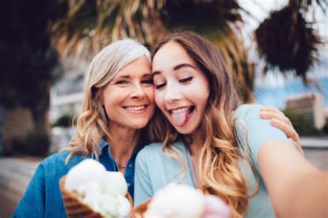 1100 Madre E Hija Comer Helados Fotografías De Stock Fotos E