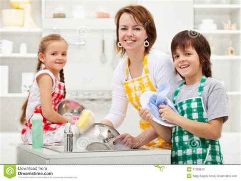 Niños Que Ayudan A Su Madre En La Cocina Imagen de archivo - Imagen de ...