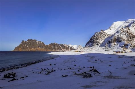 As Montanhas Na Praia De Uttakleiv Nas Ilhas Lofoten Foto Premium