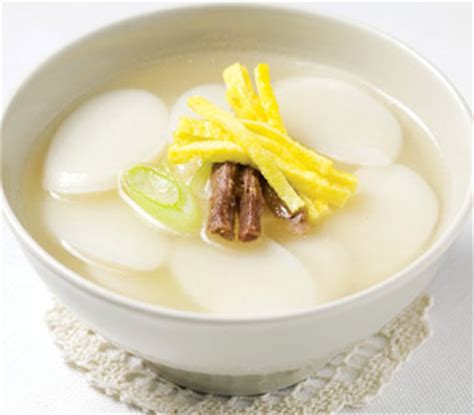 어느 지식in 질문에서는 떡을 넣은 국이 '떡국'이고, 떡국을 만드는 데 쓰는 떡이 '떡국떡'이면 그걸 넣은 국은 '떡국떡국'이고 또 그걸. 떡국 제대로 끓이기, 색다르게 끓이기 - 김성윤의 맛