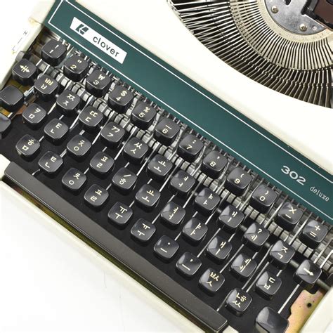 Rare Clover Korean Keyboard Hangul Typewriter White Colour Elite