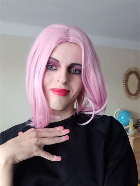 Do I have pretty smile? :) : r/NonBinary