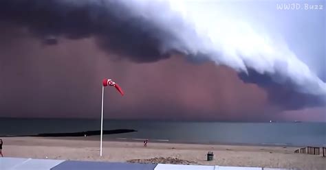 Og2 2393 Horrifying Storm Footage Shows Massive Cloud Tsunamis Wwjd