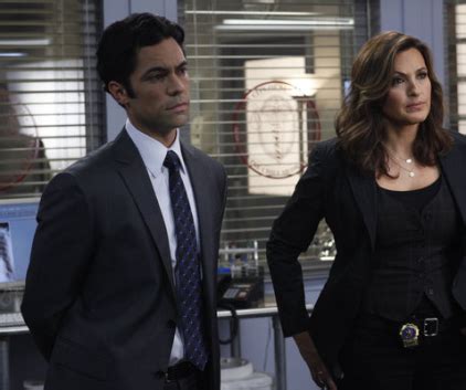Fraternal and paternal bonds are examined in this case of hazing gone really wrong. Law & Order: SVU Season 13 Episode 3 - TV Fanatic