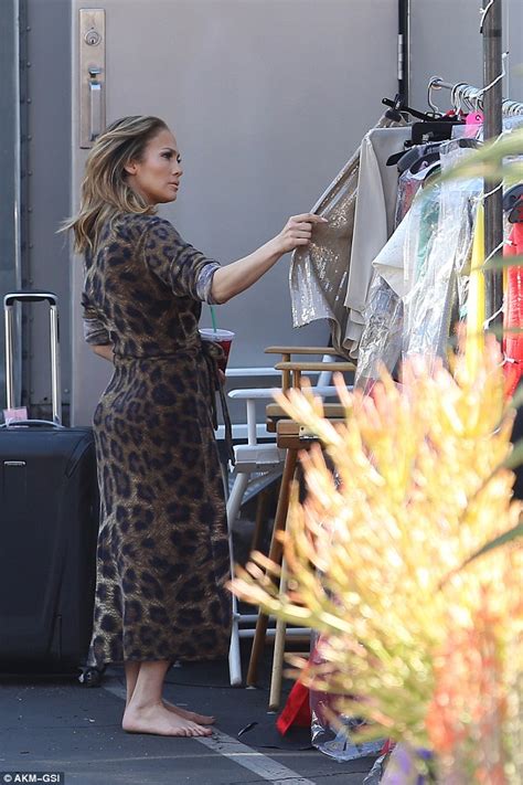 American Idols Jennifer Lopez Goes Barefoot In Leopard Robe Daily