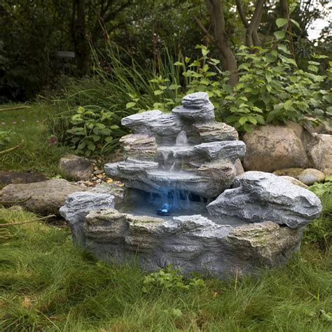 Dieser springbrunnen ist eine dekorative ergänzung für ihren garten und der entspannende klang des wasserspiels, vermittelt ein gefühl der ruhe und des wohlbefindens. Gartenbrunnen beleuchtet Springbrunnen Zierbrunnen Garten ...