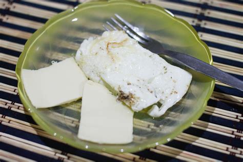 Se la cottura viene fatta in una padella o piastra è preferibile l'hamburger con grana grossa, così la fuoriuscita di liquidi renderà il vostro hamburger morbido e succoso. Come Cucinare gli Albumi d'Uovo in Padella: 5 Passaggi