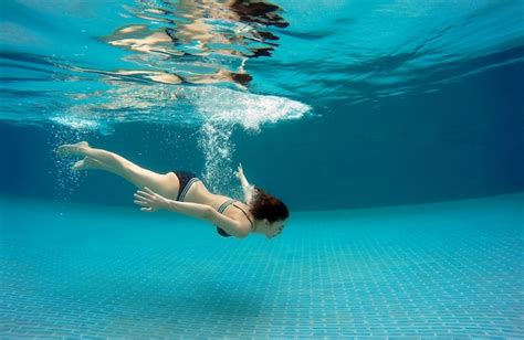 Mujer Sexy Nadando Bajo El Agua En La Piscina En Un D A De Verano Foto Premium