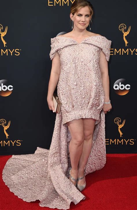 emmy awards 2016 veep star anna chlumsky wore ‘unflattering dress