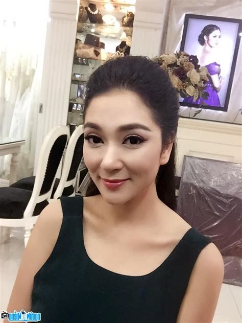 Lễ tang của thu thủy diễn ra tại nhà tang lễ quốc gia số 5 trần thánh tông vào 10h45 ngày 8/6. Hoa Hậu Nguyễn Thị Huyền