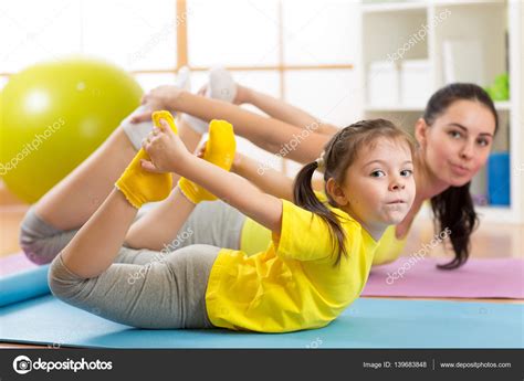 Madre E Hijo Haciendo Ejercicios De Yoga En Manta En Casa — Foto De