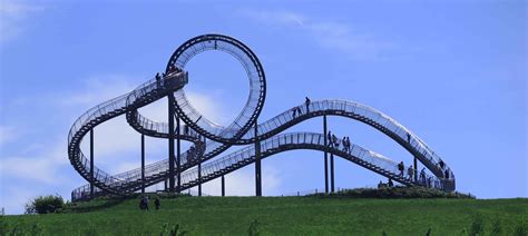 Tiger and turtle refers with its immanent dialectic of speed and deadlock to the situation of change in the region and its turn towards renaturation and restructuring. Tiger & Turtle ind Duisburg und der Rheinpark in Hochfeld ...