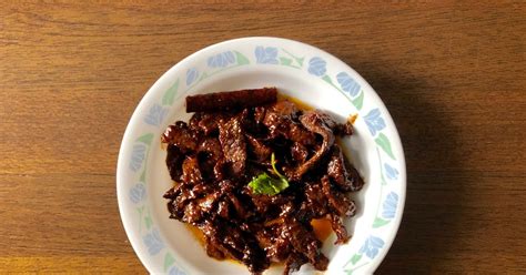 1/2 kg daging(potong nipis n bersihkan dan gaulkan dengan garam,kunyit n perasa). Cooking Monster: Daging Goreng Kicap