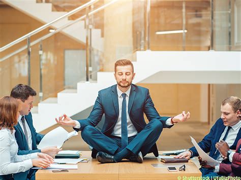 Wer ständig gegen die eigene innere uhr schläft, bekommt häufig zu wenig schlaf. Yoga für Berufstätige - eine Kosten-Nutzen-Analyse