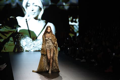 Kim Kardashian Orchestrates A Spectacular Fashion Show For Dolce