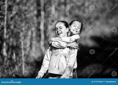 duas namoradas adolescentes brincando ao ar livre fotografia a preto e branco imagem de stock