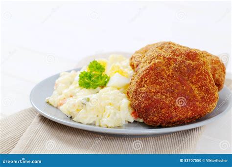 Burger Mit Kartoffelsalat Stockfoto Bild Von Mittagessen