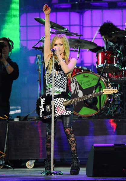 June 19 Mmvas Live Performance Avril Lavigne Photo 23075437 Fanpop