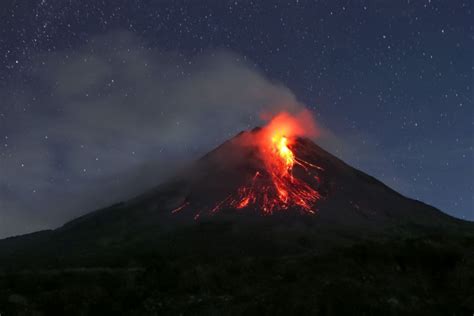 Merapi Volcano In Indonesia Erupts Emits Ash And Lava Major Eruption