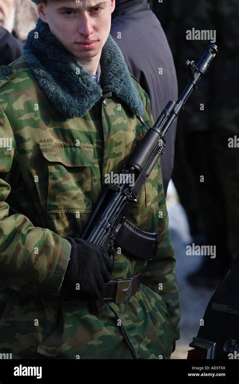 El Soldado Ruso Con El Fusil Automático Ak 47 Fotografía De Stock Alamy