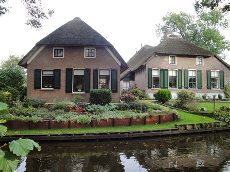 Desain rumah modern sering disandingkan dengan rumah minimalis. Rumah Tradisional Belanda ~ Ingin Ini Itu