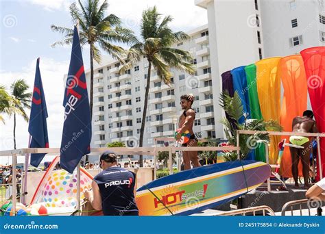 festival anual del orgullo y desfile en la playa sur de miami imagen de archivo editorial
