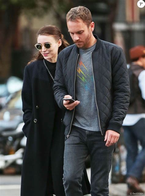 Rooney Mara et son petit ami Charlie McDowell se promènent en amoureux