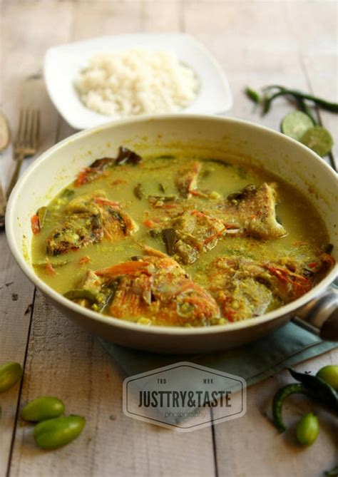 Meski tanpa santan, masakan yang dibuat pun bisa tetap terasa sedap. Ayam Bumbu Kuning Tanpa Santan - Rectangle Circle