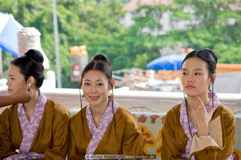 6 fascinating chinese practices that actually began in malaysia! Photo of Malaysian Chinese actresses. Thean Hou Chinese ...
