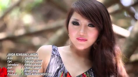 Kumpulan lirik lagu indonesia terbaru, lirik lagu peterpan, lirik lagu ungu, lirik lagu gigi, lirik lagu slank, lirik lagu iwan fals, lirik lagu cokelat cantik… bukan ku ingin mengganggumu tapi apa arti merindu selalu… ooo… walau mentari terbit di utara hatiku hanya untukmu… Lirik Lagu Sekarwangi - Janda Kembang - Lirik Lirik Lagu ...