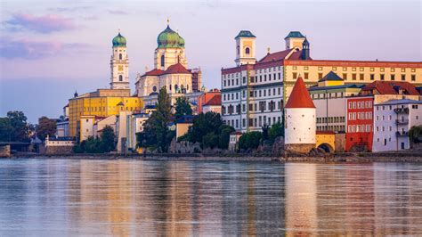 Donau — donau, der größte fluß deutschlands, entspringt aus zahlreichen quellen des schwarzwaldes, die erst bei donaueschingen, wo sie sich vereinigen, einen fluß bilden. Donau